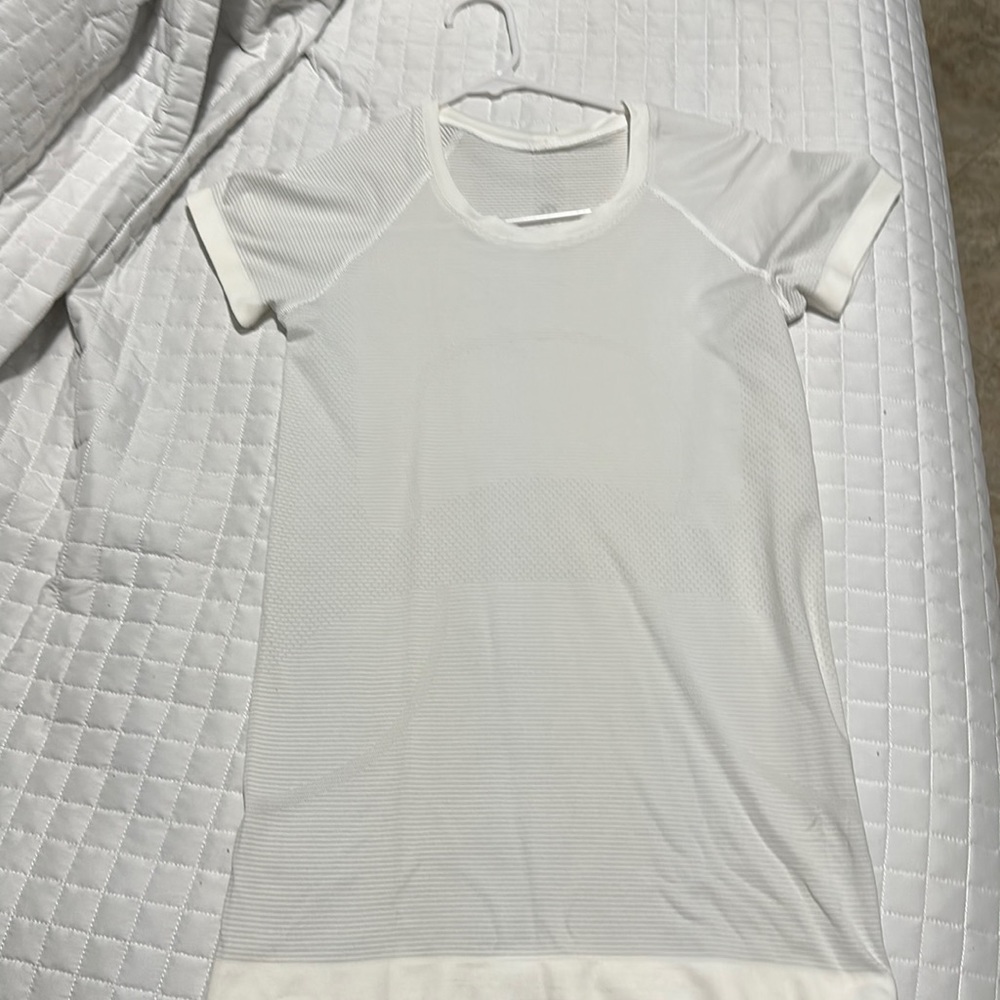 white lululemon swifty tee size 4